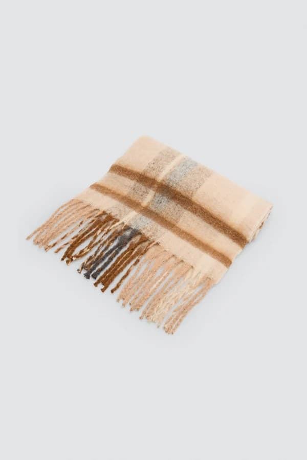 Bufanda de mujer detalle flecos estampado cuadros beige Ysabel Mora 70714 - Imagen 1