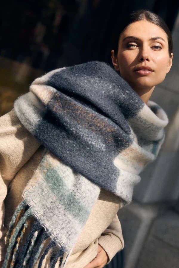 Bufanda de mujer detalle flecos estampado cuadros beige Ysabel Mora 70714 - Imagen 2