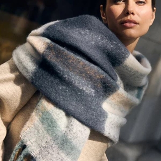 Bufanda de mujer detalle flecos estampado cuadros beige Ysabel Mora 70714 - Imagen 2