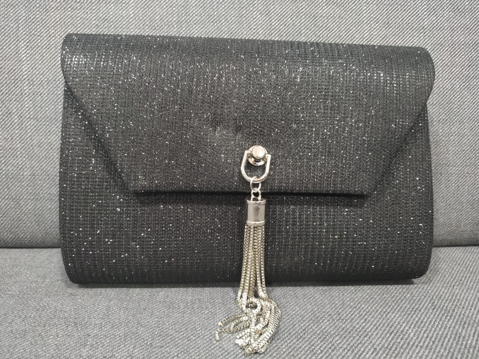 CLUTCH FIESTA PURPURINA NEGRO CADENA - Imagen 1