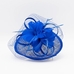 Tocado de fiesta mediano azulón con plumas, redecilla y diadema - Imagen 1
